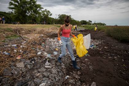 Natalia Aga Milovic es estudiante de Biología Marina y es una de las voluntarias que va todos los sábados