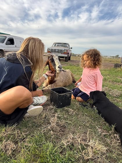 Natalia Alanis (esposa de Fernando Pieroni), Renata e India (hija de la pareja) en el predio que Fundación Planeta Vivo tiene en Buenos Aires.