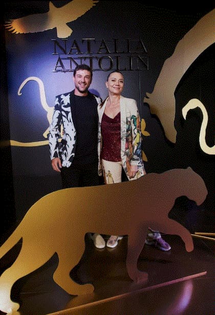 Natalia Antolin junto a su hijo Matías Aizenberg, durante el festejo de 30 años en la moda