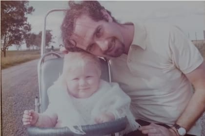 Natalia bebé en Caracas con su papá Pablo Penchazadeh.