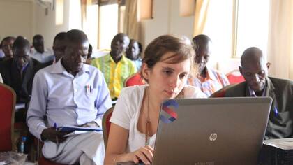 Natalia Cantent (economista) en Uganda: después de haber cursado un posgrado en Estados Unidos aceptó el desafío de viajar a África para ocuparse de evaluar los planes educativos para 2000 chicos de 158 escuelas primarias