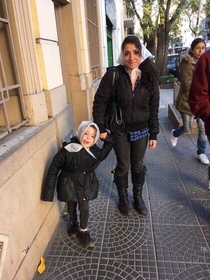 Natalia, de 31 años, con la más pequeña de sus dos hijas