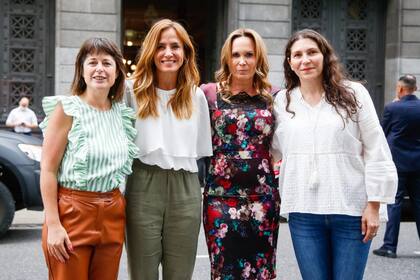 Natalia de Negri junto a legisladoras