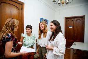 Natalia de Negri junto a Victoria Tolosa Paz y legisladoras