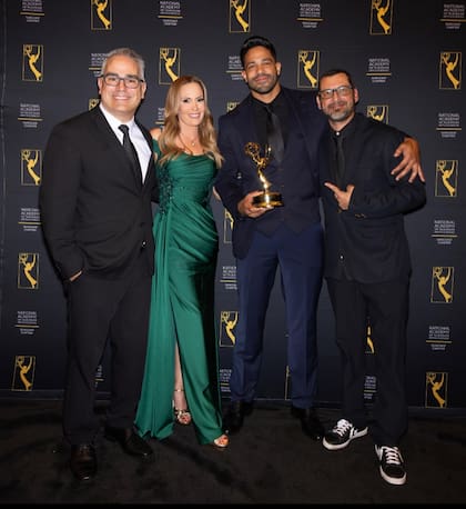 Natalia Denegri, acompañada por Jorge González (izquierda), Roberto Jaramillo, protagonista del documental Tormenta de Bullying y Oliver Carmona