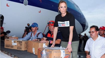 Natalia Denegri en una de sus labores humanitarias