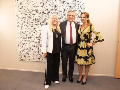 Natalia Denegri junto a Alberto Fernández y María Denegri, la madre de Leandro, el joven asesinado en 2003