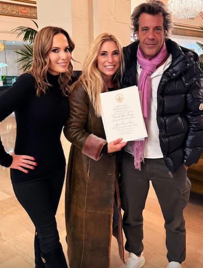 Natalia Denegri junto a Paul Starc, flamante presidente de la UIF, y Eleonora Zocco, durante los preparativos para el Hispanic Inaugural Ball en Washington D.C.