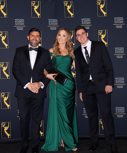 Natalia Denegri junto al abogado Juan Manuel Dragani y su hijo Franco