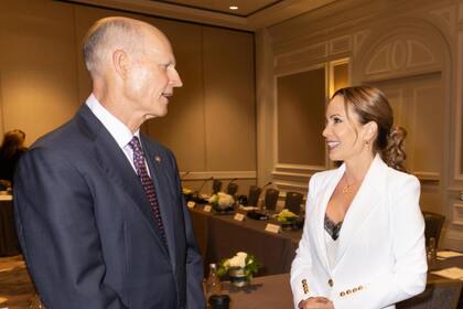Natalia Denegri junto al senador Rick Scott