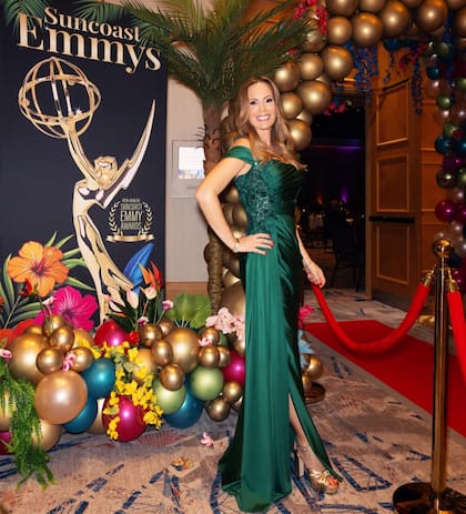 Natalia Denegri lució un vestido verde esmeralda de la diseñadora boliviana Rosita Hurtado