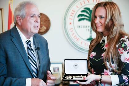Natalia Denegri recibió un reconocimiento de manos del alcalde de Miami