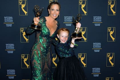 Natalia Denegri y su hija de ocho años, Nicole Rodríguez, en una edición de los premios Suncoast Emmys en los que resultaron ganadoras