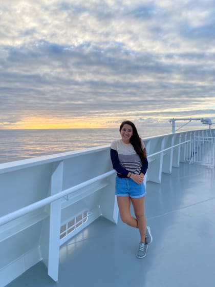 Natalia en la cubierta del crucero donde trabajaba hasta el inicio de la pandemia y que hoy es el lugar donde transcurre la cuarentena