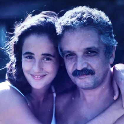 Natalia Gherardi a sus 20 años junto a su padre, el médico Carlos Gherardi
