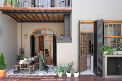 Natalia González, estilista de interiores y creadora de Belle Tablé (emprendimiento de textiles para el hogar) en la galería de su PH reciclado de