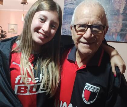 Natalia junto a su abuelo tras ganar la final ante Racing.