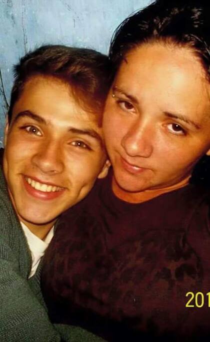 Natalia junto a su hijo asesinado en abril de 2015