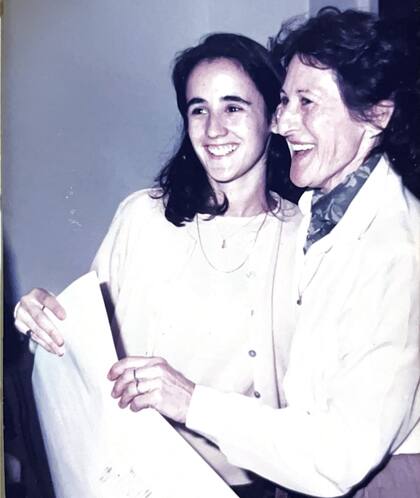 Natalia junto a su mamá: ella le entregó el título de abogada cuando se recibió en la UBA