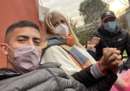 Natalia junto a sus dos hijos.