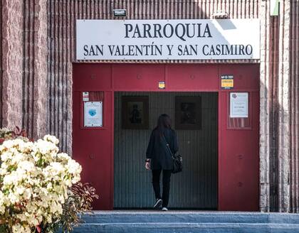 Natalia, la mujer que ha denunciado abusos en su infancia en Argentina, entrando en la iglesia de Vicálvaro, Madrid, donde ha encontrado al cura que acusa, 40 años después