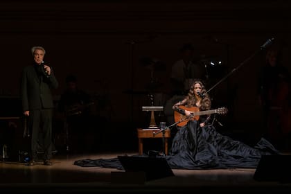 Natalia Lafourcade con David Byrne en el Carnegie Hall de Nueva York