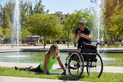 Natalia, licenciada en Sistemas de Información, junto a su entrenador, David Pérez, con quien impulsa el proyecto "Rompiendo barreras". Ya se animó a andar en bicicleta por la montaña mendocina y utiliza parques de la capital provincial para mostrar cómo se ejercita.