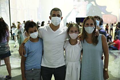 Natalia Luppi, de 44 años, junto con su familia. "Imagine Van Gogh" es una experiencia elegida por el público familiar. De hecho, en las entradas, hay un pack familiar con un precio pensado exclusivamente para este grupo de visitantes