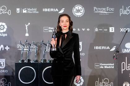 Natalia Oreiro con su Platino del Público a la mejor interpretación femenina en una miniserie, por Santa Evita