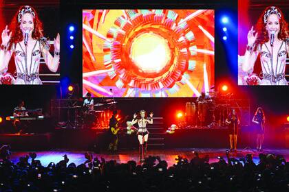 Natalia Oreiro en pleno show en el escenario ruso