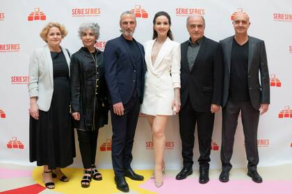 Natalia Oreiro, Ernesto Alterio y Francesc Orella, junto al resto del elenco, en la presentación de Santa Evita en Francia