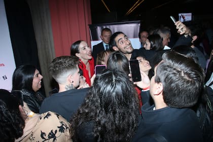 Natalia Oreiro fue sorprendida por los fans en su llegada a los cines del Dot Baires Shopping