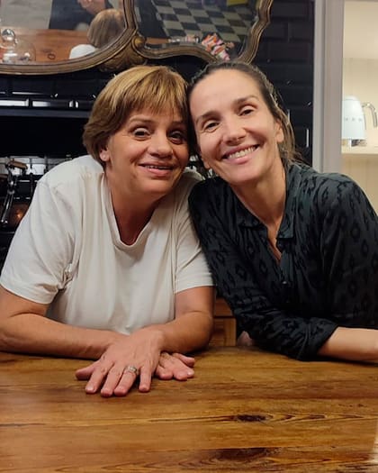 Natalia Oreiro junto a Andrea Casamento, cuya historia inspiró la película La mujer de la fila