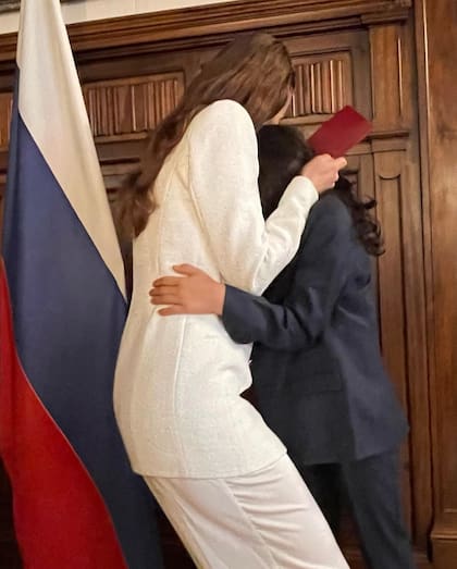 Natalia Oreiro y su hijo el día que les dieron el pasaporte ruso