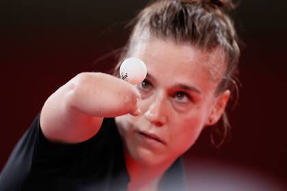 Natalia Party del equipo de Polonia sirve el balón durante su partido de la Ronda Preliminar de Mujeres Solteras en el primer día de los Juegos Olímpicos de Tokio 2020 en el Gimnasio Metropolitano de Tokio el 24 de julio de 2021 en Tokio, Japón.