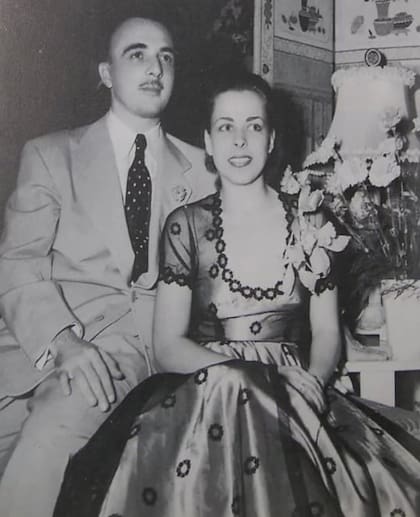 Natalia Revuelta estaba casada con el cardiólogo Orlando Fernández cuando comenzó su relación con Fidel Castro. Por eso, al nacer Alina, llevó el apellido Fernández, aunque con el tiempo supo que su padre biológico era Fidel.