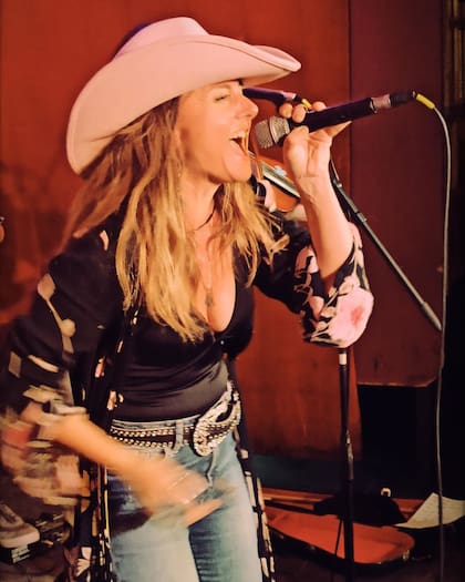 Natalia se dedica a cantar géneros del pop, rock y country-folck