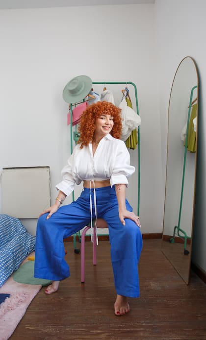 Natalia Señorales en la habitación de su casa de Colegiales.