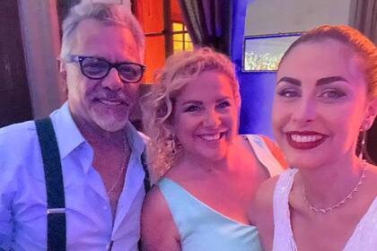 Natalia Simeone posa con su marido, Carlos Dibos, y la novia.