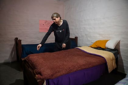 Natalia tiende su cama en el hogar de la fundación Moviendo Montañas, donde hace tratamiento