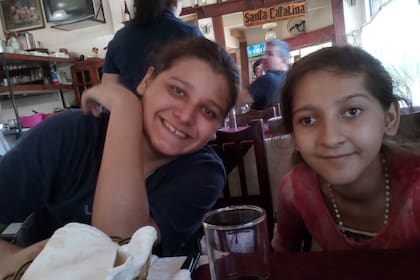 Natalia Torres y su hija, Jazmín, que padecía una enfermedad mitocondrial