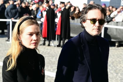 Natalia Vodianova fue a la ceremonia con un discreto vestido negro que combinó con medias oscuras y botas altas. Además, sostuvo el pelo con una vincha