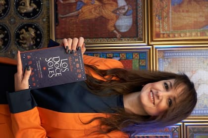 Natalia y su libro Los Doce Soles.