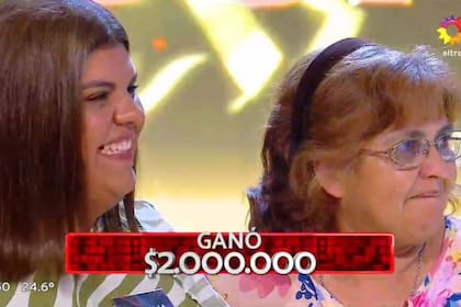 Natalia y su tía Estela, felices luego de que la primera ganara Los 8 escalones de los 2 millones