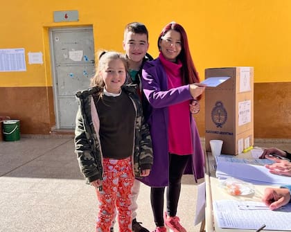 Natalia y sus dos hijos durante la votación en la que se convirtió en la intendenta electa
