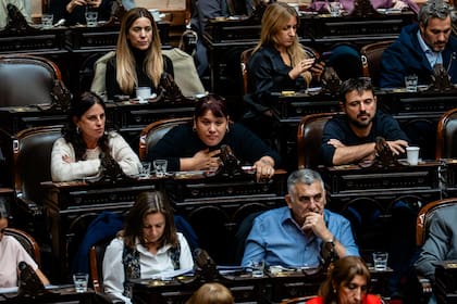 Natalia Zaracho toma la palabra en el informe de gestión de Manuel Adorni