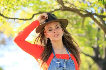 Transitó la televisión, el cine y el teatro, pero sus ganancias las invierte en sus proyectos independientes vinculados a la música, su gran pasión