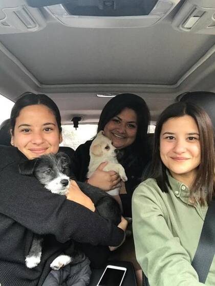 Natalie Parodi, Fernanda Vásquez y Allison Parodi Suazo son las fundadoras de Ladras Madrinas "Somos amigas de la universidad: nos conocemos desde los 17 años", cuenta Vásquez