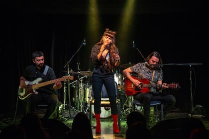 Natalie Pérez, en un set acústico, acompañada de su banda