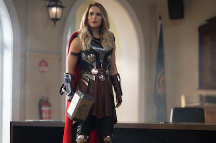 Natalie Portman como The Mighty Thor. Photo by Jasin Boland. ©Marvel Studios 2022. All Rights Reserved.